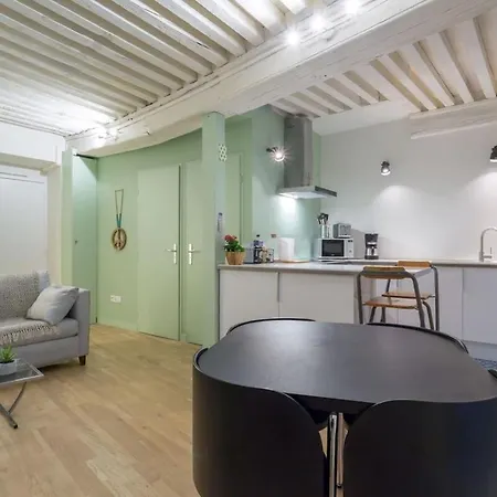 Character 6 People - Center Apartment *