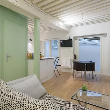 Character 6 People - Center Apartment Lyon
